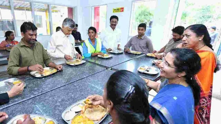 పేదలతో కలిసి అల్పాహారం తీసుకున్న చంద్రబాబు దంపతులు