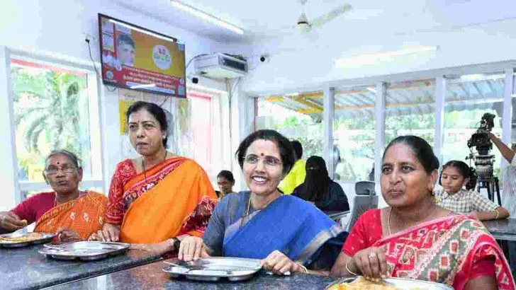 పేదలతో కలిసి అల్పాహారం తీసుకున్న చంద్రబాబు దంపతులు