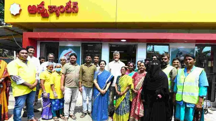 పేదలతో కలిసి అల్పాహారం తీసుకున్న చంద్రబాబు దంపతులు