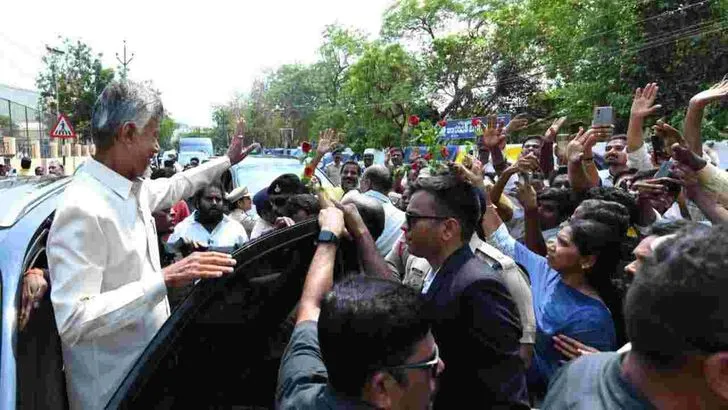 పేదలతో కలిసి అల్పాహారం తీసుకున్న చంద్రబాబు దంపతులు