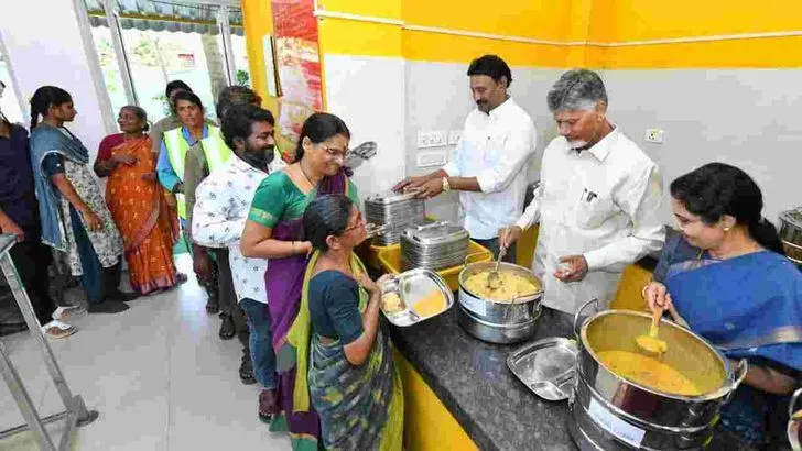 పేదలతో కలిసి అల్పాహారం తీసుకున్న చంద్రబాబు దంపతులు