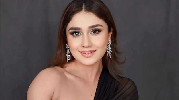 రెచ్చిపోయిన మోడల్.. బట్టలు విప్పేసి రైల్వే అధికారులపై దాడి..