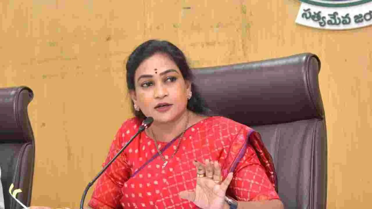 రోడ్డు ప్రమాద బాధితులను చూసి చలించిపోయిన హోం మంత్రి అనిత