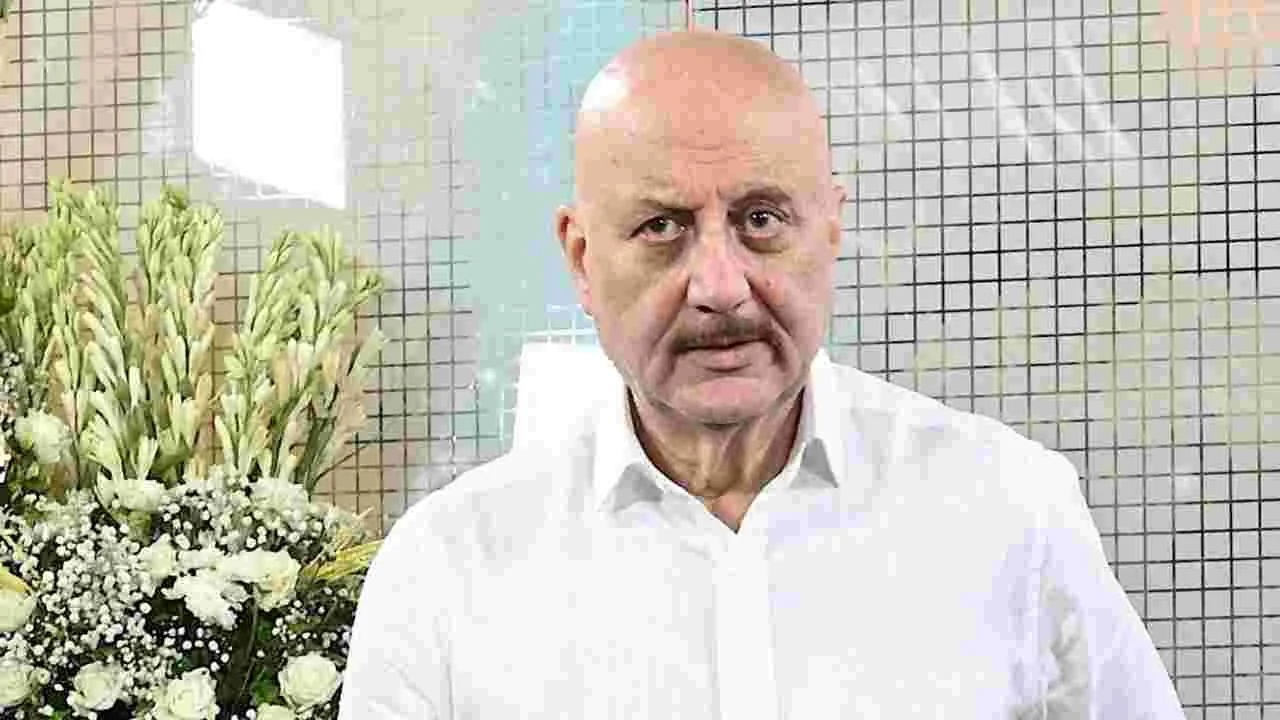 మొఘలుల నాటి లూటీతో పోలిస్తే విరాళాల చోరీ చిన్న అంశం: అనుపమ్ ఖేర్