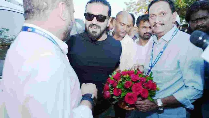 మంగళగిరిలో క్రికెట్ జాతర.. ఏపీఎల్ ట్రోఫీ ఆవిష్కరించిన రామ్‌ చరణ్