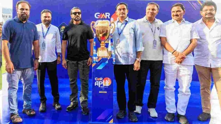 మంగళగిరిలో క్రికెట్ జాతర.. ఏపీఎల్ ట్రోఫీ ఆవిష్కరించిన రామ్‌ చరణ్