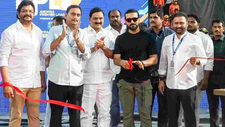 మంగళగిరిలో క్రికెట్ జాతర.. ఏపీఎల్ ట్రోఫీ ఆవిష్కరించిన రామ్‌ చరణ్