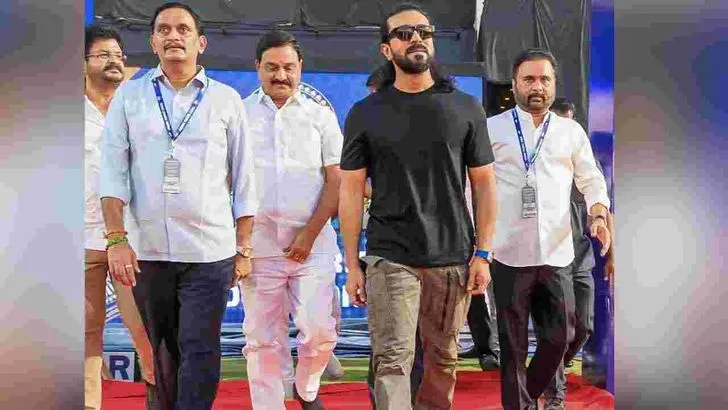 మంగళగిరిలో క్రికెట్ జాతర.. ఏపీఎల్ ట్రోఫీ ఆవిష్కరించిన రామ్‌ చరణ్