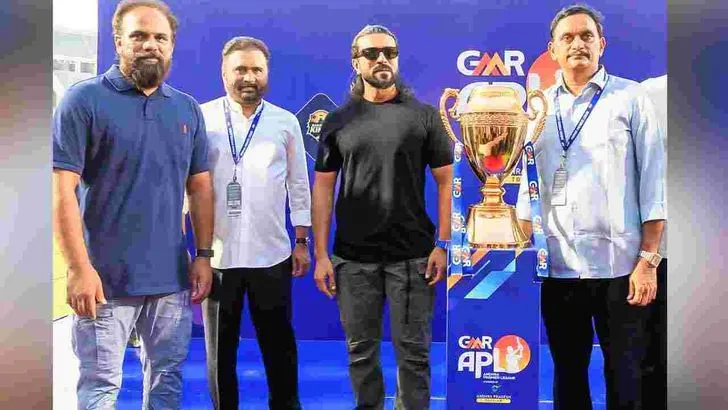 మంగళగిరిలో క్రికెట్ జాతర.. ఏపీఎల్ ట్రోఫీ ఆవిష్కరించిన రామ్‌ చరణ్