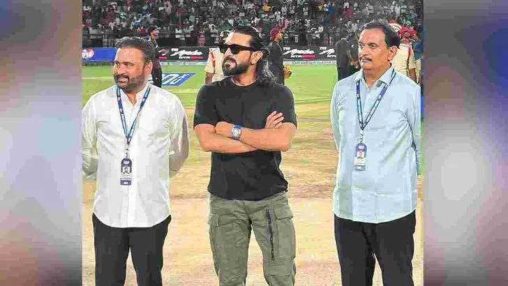 మంగళగిరిలో క్రికెట్ జాతర.. ఏపీఎల్ ట్రోఫీ ఆవిష్కరించిన రామ్‌ చరణ్