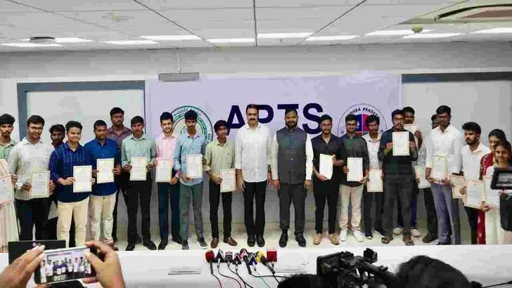 APTS రాష్ట్ర స్థాయి సైబర్ సెక్యూరిటీ హ్యాకథాన్ విజేతలకు సర్టిఫికెట్ల అందజేత