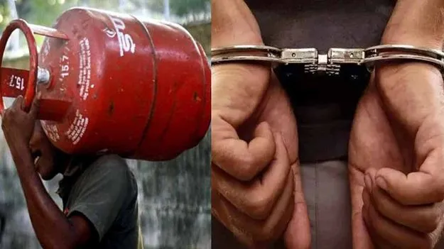 గ్యాస్ డెలివరీ బాయ్‌ను బెదిరించిన యూట్యూబర్స్ అరెస్ట్