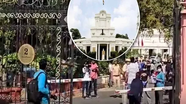 ఢిల్లీ అసెంబ్లీ కాంప్లెక్స్‌లోకి దూసుకెళ్లిన వాహనం.. డ్రైవర్ అరెస్టు