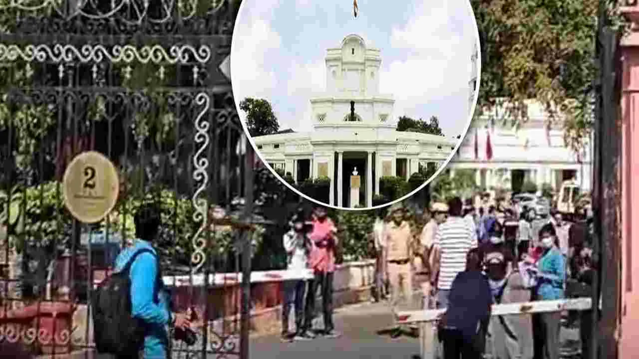 ఢిల్లీ అసెంబ్లీ వద్ద భద్రతా ఉల్లంఘన, గేటును ఢీకొని కాంప్లెక్స్‌లోకి దూసుకెళ్లిన వాహనం