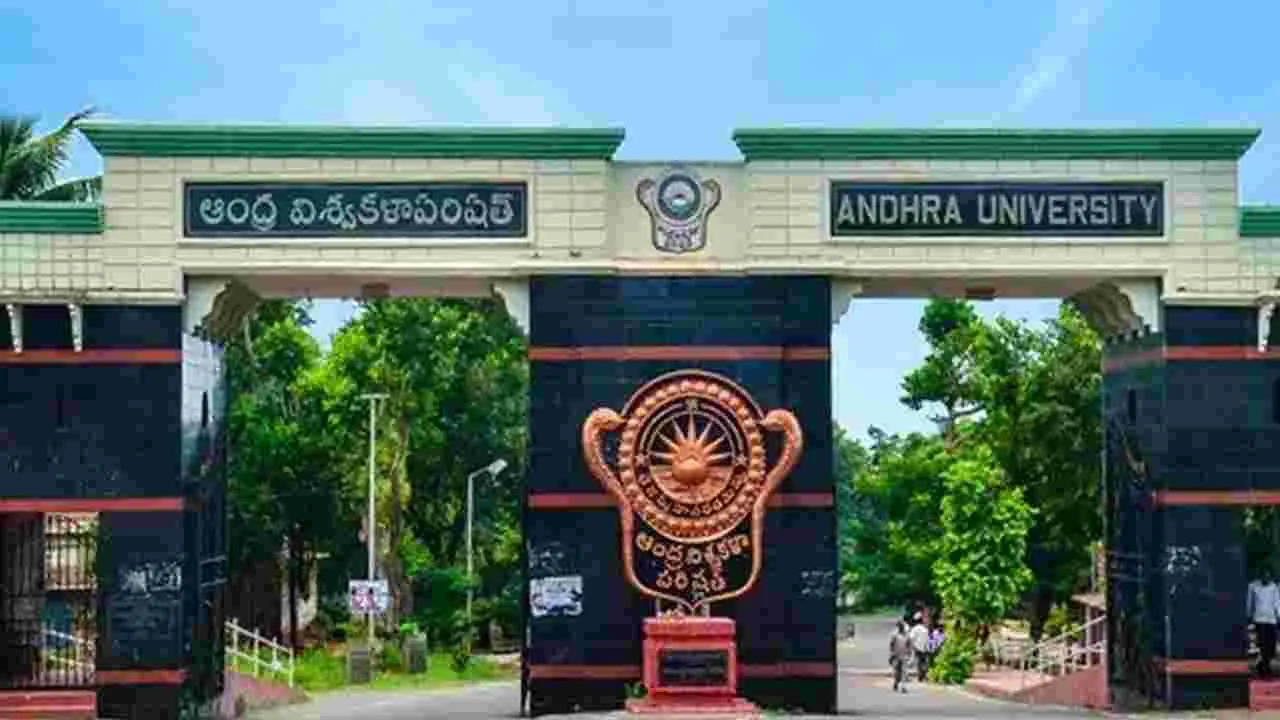 ఏయూలో లీక్‌ వీరులు 