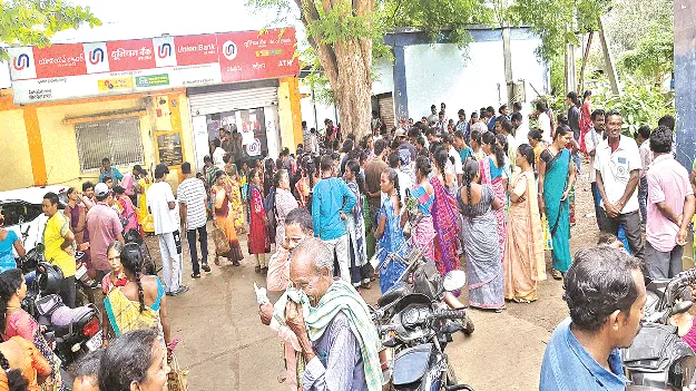  Banks బ్యాంక్‌ల వద్ద బారులు