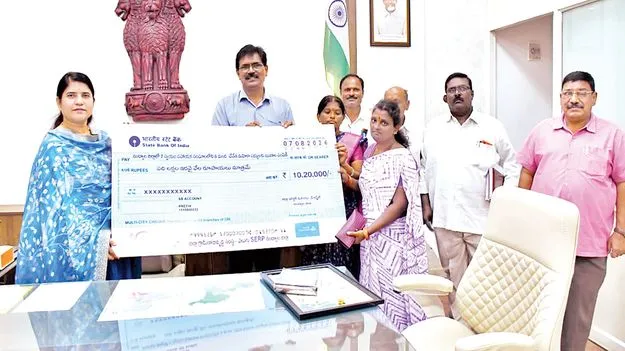 మహిళల స్వావలంబనకు చర్యలు: కలెక్టర్‌