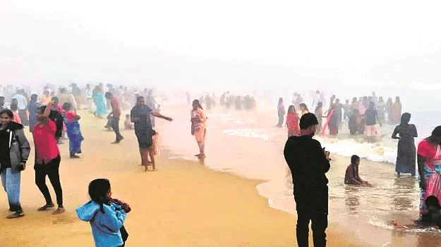 సముద్రతీరంలో పర్యాటకుల సందడి