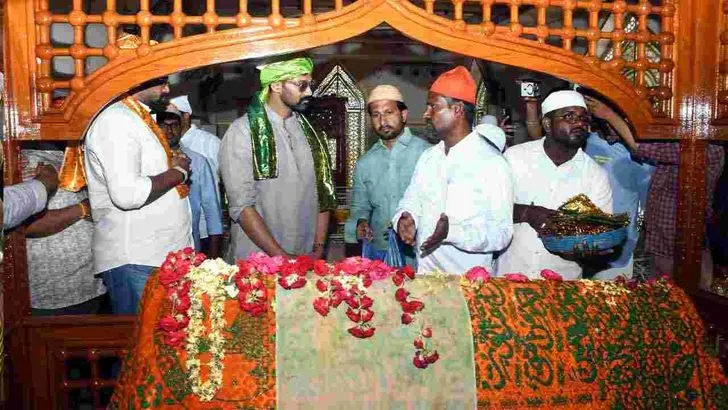 కడప అమీన్ పీర్ దర్గాను దర్శించుకున్న హీరో  ⁠బెల్లంకొండ సాయి శ్రీనివాస్