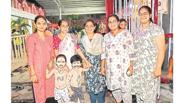 బైరాగి వేషంలో భక్తుల సందడి