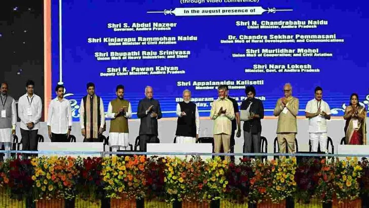 భోగాపురం ఎయిర్‌పోర్ట్ ప్రారంభం.. మోదీకి పొందూరు ఖాదీ, బొబ్బిలి వీణతో సత్కారం