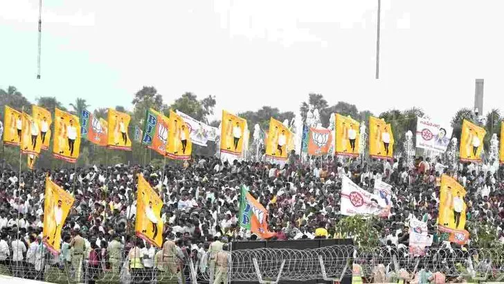 భోగాపురం ఎయిర్‌పోర్ట్ ప్రారంభోత్సవానికి తరలివచ్చిన ప్రజలు