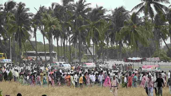 భోగాపురం ఎయిర్‌పోర్ట్ ప్రారంభోత్సవానికి తరలివచ్చిన ప్రజలు