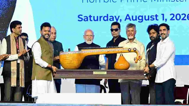 భోగాపురం ఎయిర్‌పోర్ట్ ప్రారంభం.. మోదీకి పొందూరు ఖాదీ, బొబ్బిలి వీణతో సత్కారం