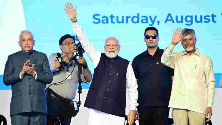 భోగాపురం ఎయిర్‌పోర్ట్ ప్రారంభం.. మోదీకి పొందూరు ఖాదీ, బొబ్బిలి వీణతో సత్కారం