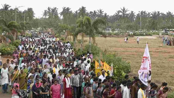 భోగాపురం ఎయిర్‌పోర్ట్ ప్రారంభోత్సవానికి తరలివచ్చిన ప్రజలు