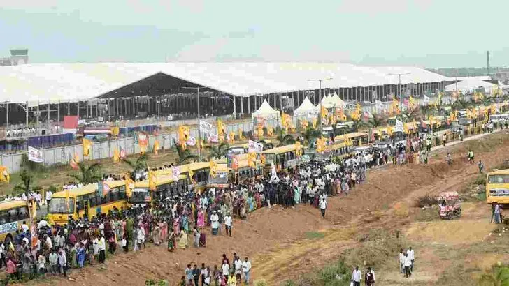 భోగాపురం ఎయిర్‌పోర్ట్ ప్రారంభోత్సవానికి తరలివచ్చిన ప్రజలు