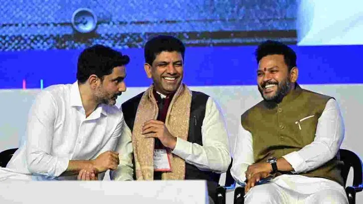 భోగాపురం ఎయిర్‌పోర్ట్ ప్రారంభం.. మోదీకి పొందూరు ఖాదీ, బొబ్బిలి వీణతో సత్కారం
