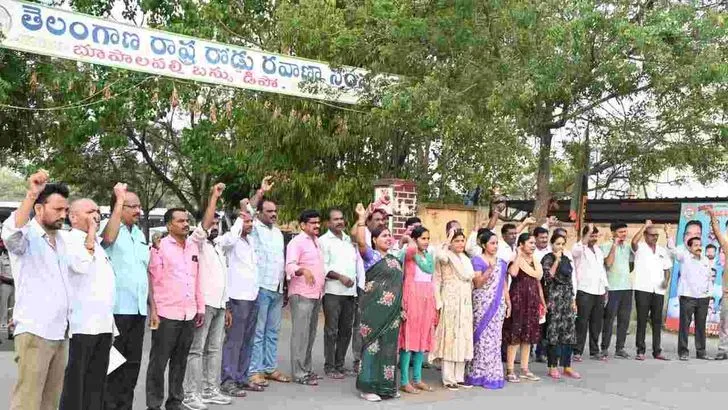 రెండో రోజుకు ఆర్టీసీ సమ్మె.. డిపోలకే పరిమితమైన బస్సులు
