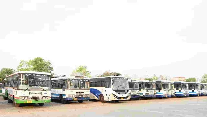 రెండో రోజుకు ఆర్టీసీ సమ్మె.. డిపోలకే పరిమితమైన బస్సులు