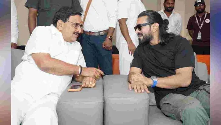 మంగళగిరిలో క్రికెట్ జాతర.. ఏపీఎల్ ట్రోఫీ ఆవిష్కరించిన రామ్‌ చరణ్