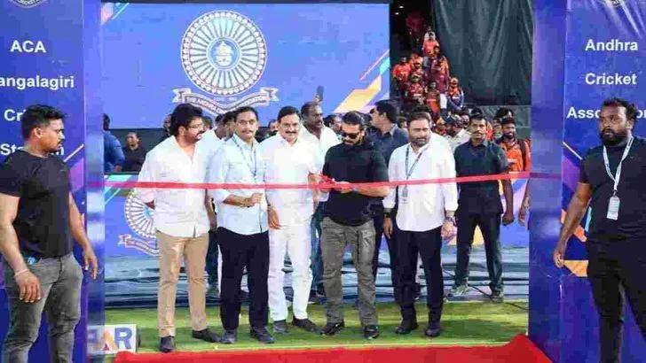 మంగళగిరిలో క్రికెట్ జాతర.. ఏపీఎల్ ట్రోఫీ ఆవిష్కరించిన రామ్‌ చరణ్