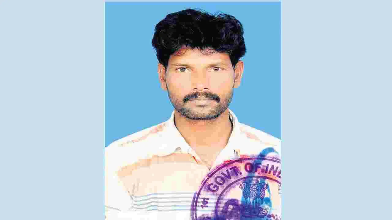 రేవుపోలవరం తీరంలో బోటు బోల్తా