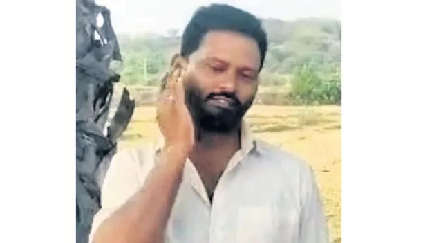  గడ్డం మాదిరి.. బొగ్గు రాసుకుంటేనే హాజరు