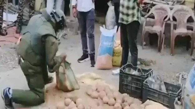 రెండో విడత ఎన్నికల వేళ .. బెంగాల్‌లో 100 నాటుబాంబులు స్వాధీనం