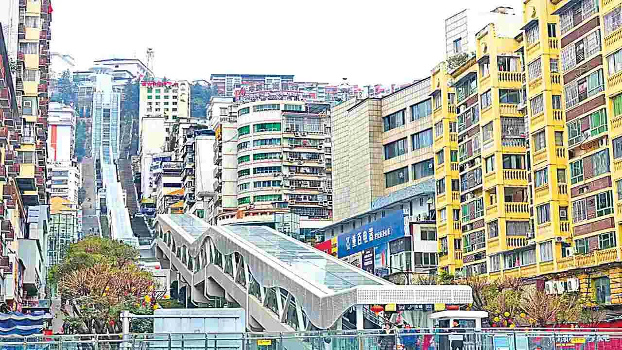 నగరం మధ్యలో ‘ఎస్కలేటర్‌’ | Worlds Longest Outdoor Escalator in China ...