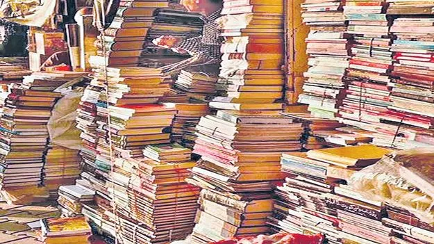  ఆ వీధిలో... అడుగడుగున పుస్తక రాశులు