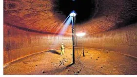 రోడ్డు మధ్యలో భూగర్భ నీటి ట్యాంకులు