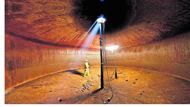 రోడ్డు మధ్యలో భూగర్భ నీటి ట్యాంకులు