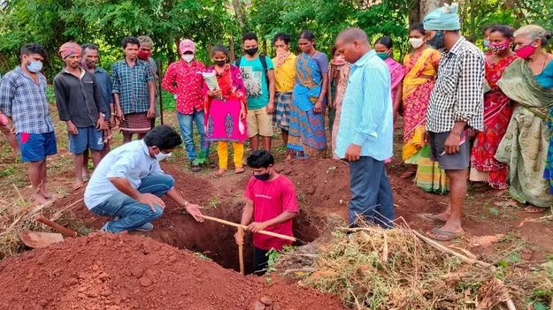 నీళ్లు లేకున్నా వేల ఎకరాలు పెంచారు!