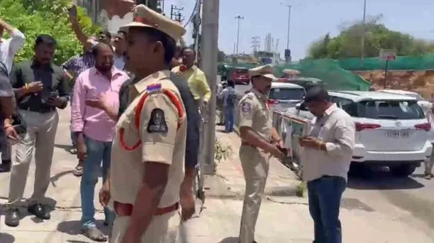 బాల్క సుమన్‌ను అరెస్ట్ చేసేందుకు పోలీసుల యత్నం.. తెలంగాణ భవన్‌ దగ్గర ఉద్రిక్తత
