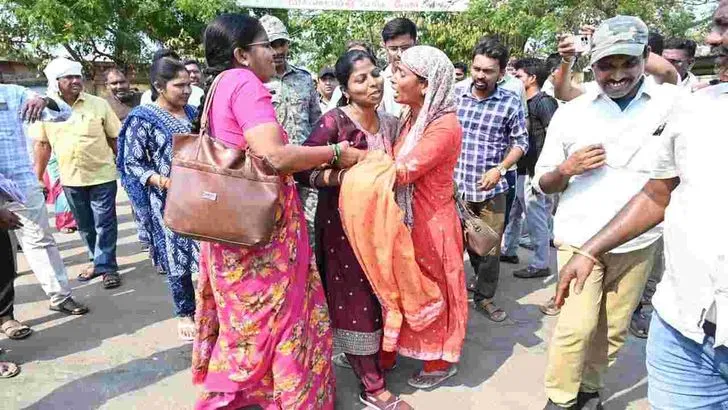 కొనసాగుతున్న ఆర్టీసీ కార్మికుల ఆందోళన.. డిపోలకే పరిమితమైన బస్సులు