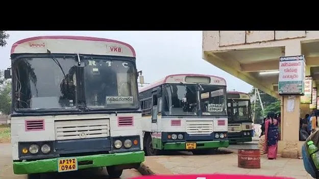 వికారాబాద్‌ డిపోలో నిలిచిన అద్దె బస్సులు