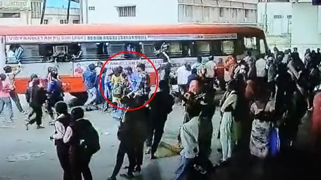  సీటు రిజర్వ్ చేసుకునేందుకు ప్రయత్నం.. బస్సు కింద పడిన విద్యార్థిని.. వీడియో వైరల్.. 