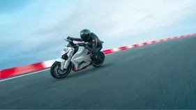 రయ్‌.. రయ్‌.. హైవేలో బైక్‌ విన్యాసాలు