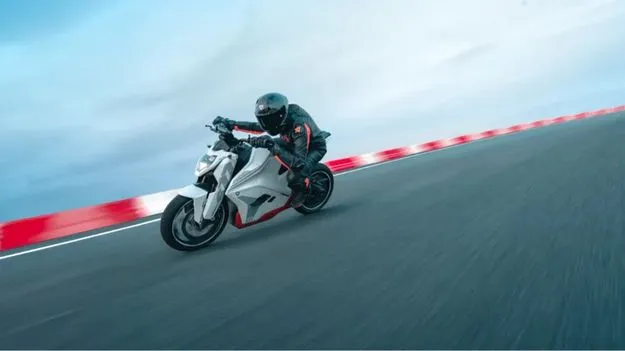 రయ్‌.. రయ్‌.. హైవేలో బైక్‌ విన్యాసాలు